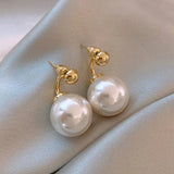 Boucles d'oreilles classiques en or incurvé et perles blanches