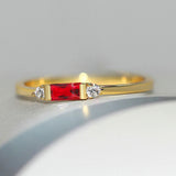 Bague en or avec pierre centrale rouge et éclatante