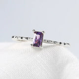 Bague rectangulaire en argent avec gemme violette et bande texturée unique