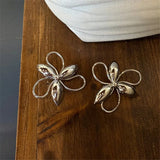 Boucles d'oreilles classiques en argent avec pétales brillants