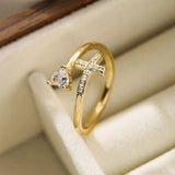 Bague ajustable en or avec cœur scintillant et croix