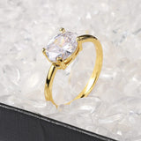 Bague ovale en or étincelant avec pierre transparente et design simple