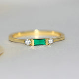 Bague classique en or avec pierre verte et diamants