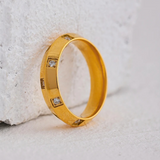 Bague classique en or avec bande en cristal
