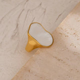 Bague vintage en or et nacre blanche
