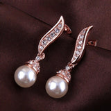 Boucles d'oreilles vintage en or rose avec perles et cristaux étincelants
