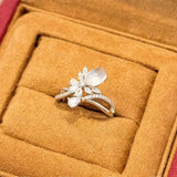 Bague ajustable classique en argent et pierre de lune blanche avec papillon