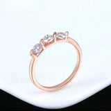 Bague intemporelle en or rose avec trois pierres précieuses et cristaux