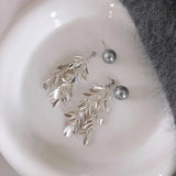 Boucles d'oreilles pendantes en argent et perles en forme de feuilles
