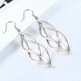 Boucles d'oreilles pendantes torsadées au motif géométrique sculpté en argent