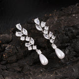 Boucles d'oreilles pendantes classiques en forme de feuille avec perles
