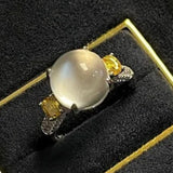 Bague classique en or jaune avec pierre précieuse et pierre de lune
