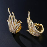 Boucles d'oreilles dorées étincelantes en forme d'ailes enflammées