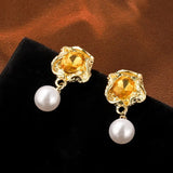 Boucles d'oreilles en or jaune avec pierres précieuses et perles