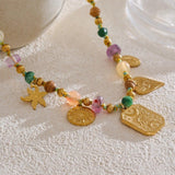 Collier vintage en or avec plusieurs breloques et perles
