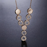 Collier vintage en or rose avec cercle en cristal