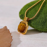 Collier vintage avec pendentif en œil-de-tigre en or