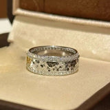 Bague classique en argent et diamants sertis de paillettes et de glace pilée