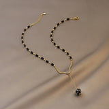 Collier vintage en or avec perles noires