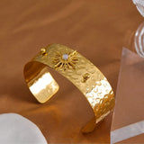Bracelet manchette vintage en or avec motif soleil rayonnant