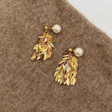 Boucles d'oreilles pendantes en feuille d'or et perles