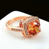 Bague en or rose avec pierre centrale en cristal et halo étincelant