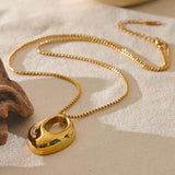Collier avec pendentif ovale abstrait en or
