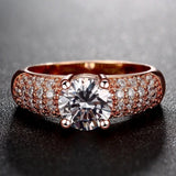 Bague pavée en or rose avec pierre ronde