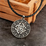Collier vintage avec pendentif en argent représentant un nœud solaire