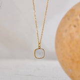 Collier vintage avec pendentif en verre gravé