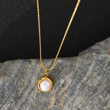 Collier vintage avec perles et cadre en or