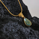 Collier vintage avec pendentif en cristal vert en forme de goutte d'eau
