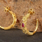 Boucles d'oreilles créoles florales en or avec pierres rouges