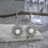 Boucles d'oreilles pendantes en argent avec fleurs et pierre de lune