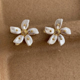 Boucles d'oreilles délicates en or avec pétales de fleurs et perles