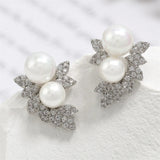 Boucles d'oreilles argentées à double perle et cristal en forme de feuille