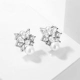 Boucles d'oreilles à clous en argent avec perles florales
