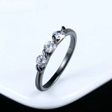 Bague vintage noire à trois cristaux ronds