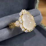 Bague intemporelle en or et pierre de lune ovale sertie de diamants