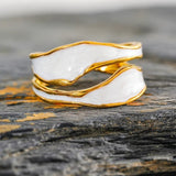 Bague ouverte en or blanc avec motif tourbillon en émail
