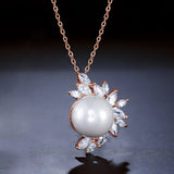 Collier en or rose avec perles et feuilles en cristal