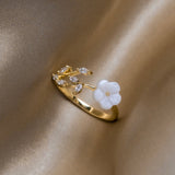 Rise - Bague blanche à fleurs