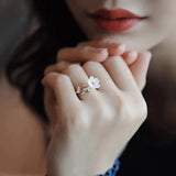 Bague Ajustable en Or avec Pétale Blanc et Zirconia