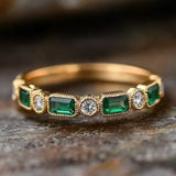 Bague vintage incrustée de verre vert et blanc